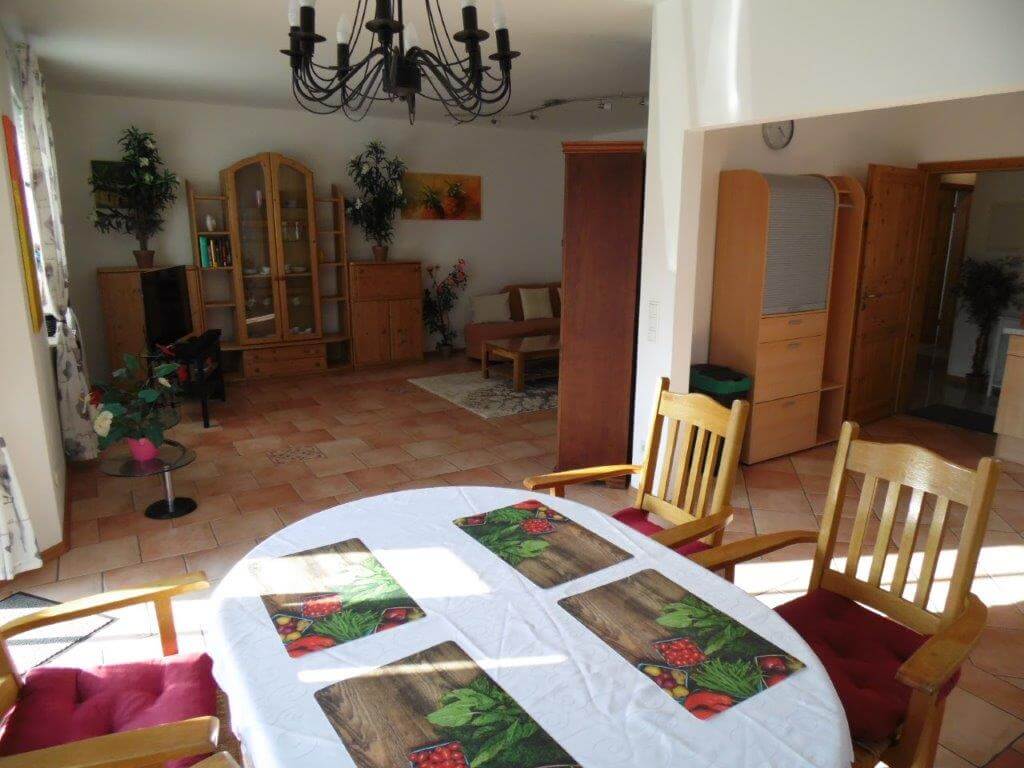 Esstisch und Wohnzimmer Ferienwohnung Ricada Papenburg