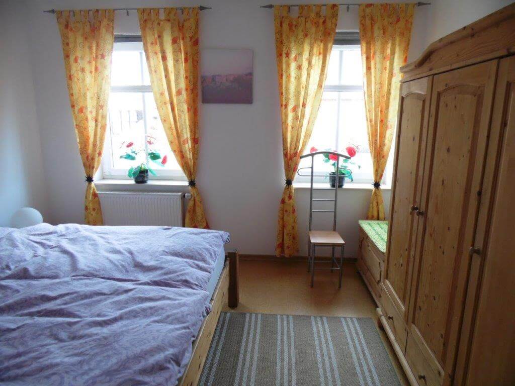 Schlafzimmer mit Kleiderschrank Ferienwohnung Ricada Papenburg